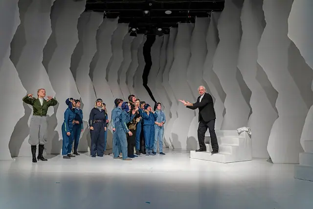 Gebärden der Geschichte mit Gebärdenensemble und Darsteller auf der hellen Bühne
