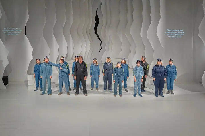 Gebärden der Geschichte mit Gebärdenensemble auf der Bühne