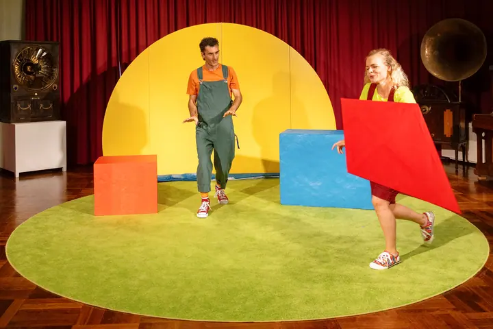 Gelb ist die Farbe der Sonne mit Abed Haddad und Sophia Kroll auf der Bühne
