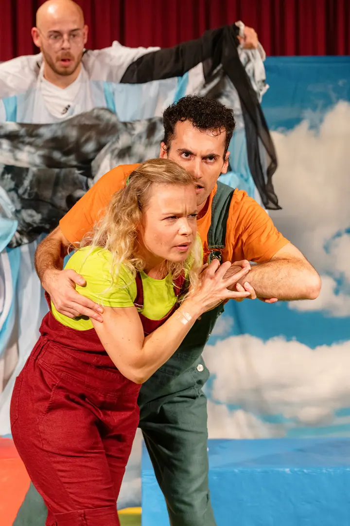 Gelb ist die Farbe der Sonne mit Douglas Morgan Brown, Sophia Kroll und Abed Haddad auf der Bühne